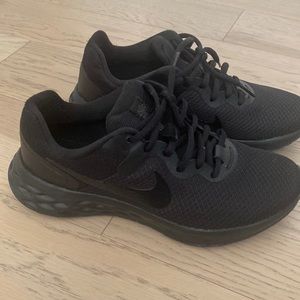 Black nikes barely worn